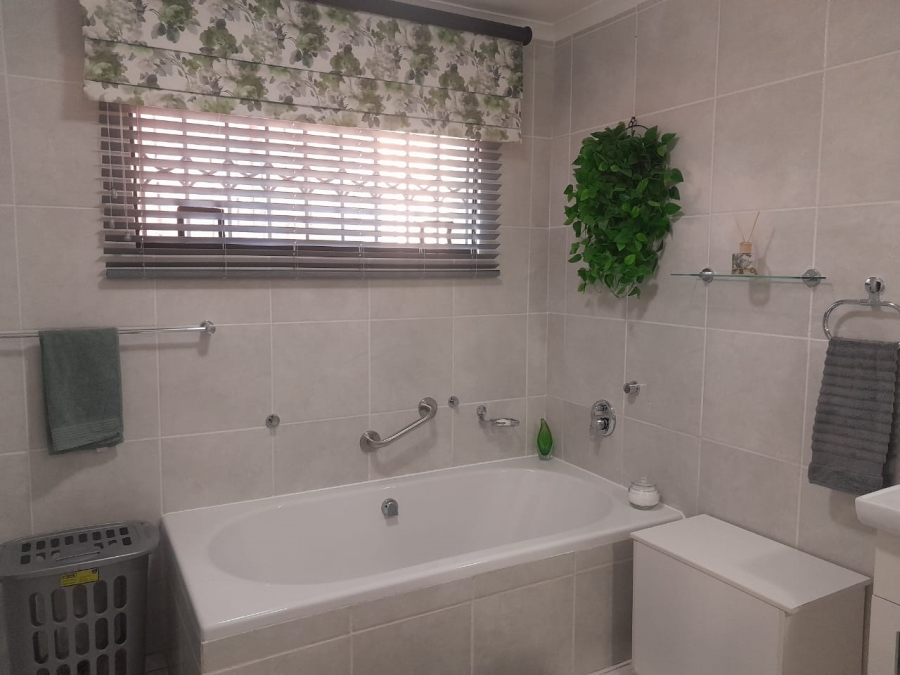 4 Bedroom Property for Sale in Safari Gardens North West